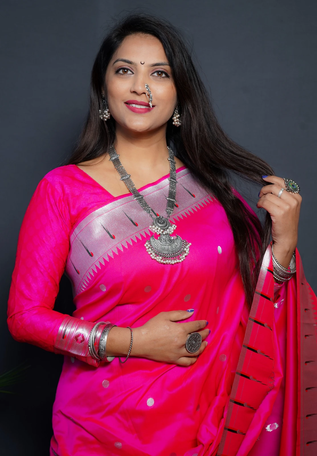 sarjan creation Woven Paithani Jacquard Saree (Pink)